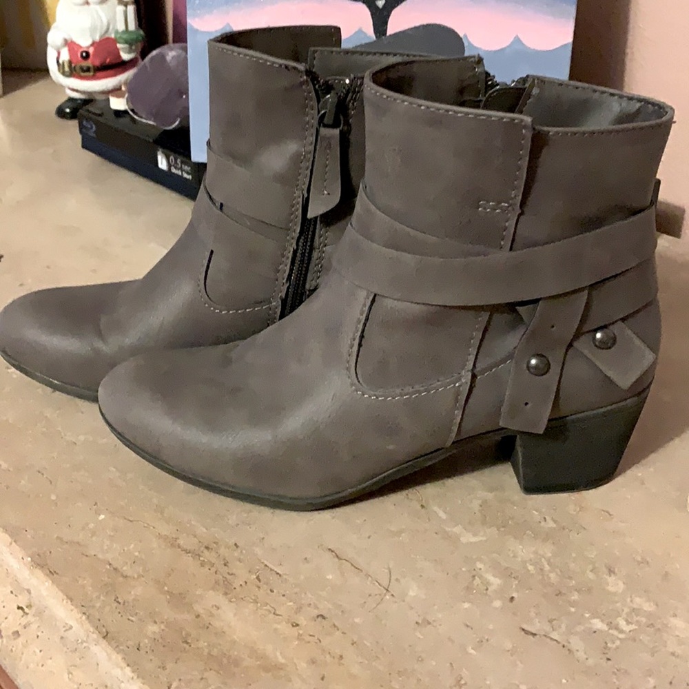 Style & Co Joeyy grayish/brown ankle boots 7.5